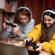 Twee tienervrienden die thuis samen videogames spelen